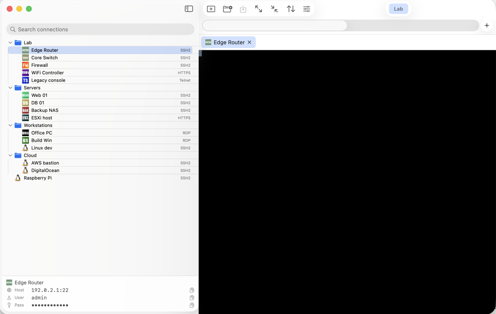 mRemoteNXT — vedere principala: arbore de conexiuni in stanga cu foldere (Lab, Servers, Workstations, Cloud), tab SSH deschis in dreapta, status bar cu host, user si parola.